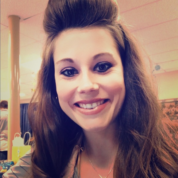 Meet your Posher, Mandi - Picture 1 of 2